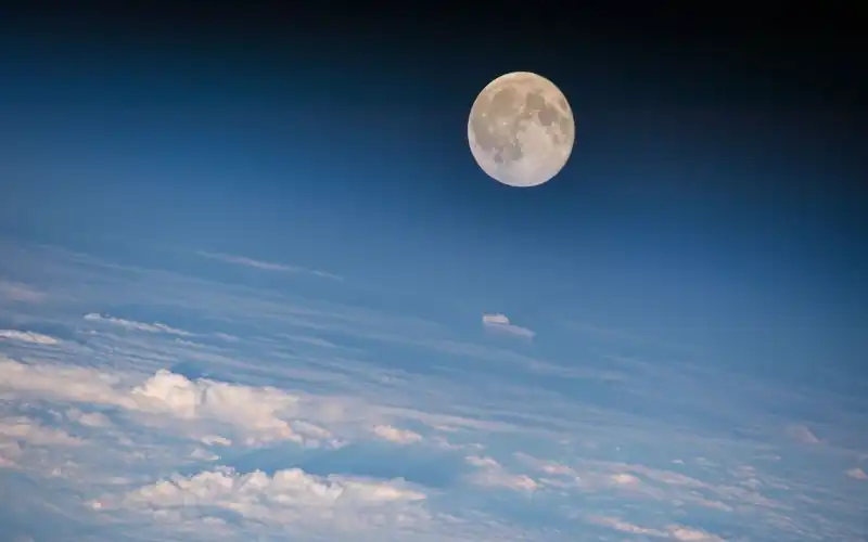 Le 30 avril sous le signe de l’ange Haziel : pardon spirituel, culture parisienne et lune en Gémeaux